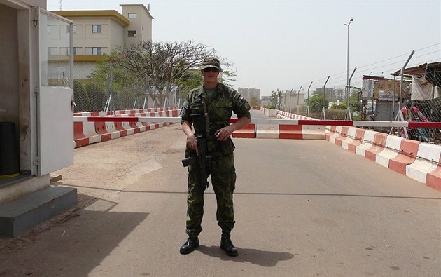 eský voják steí vjezd na velitelství mise EU v Mali. Ilustraní foto. 