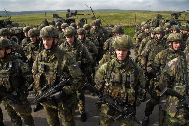 Chrudimtí výsadkái bhem cviení Sil velmi rychlé reakce NATO
