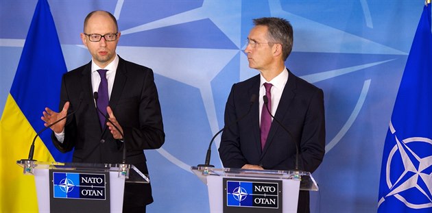 Ukrajinský premiér Arsenij Jaceuk a generální tajemník NATO Jens Stoltenberg. (Ilustraní foto)