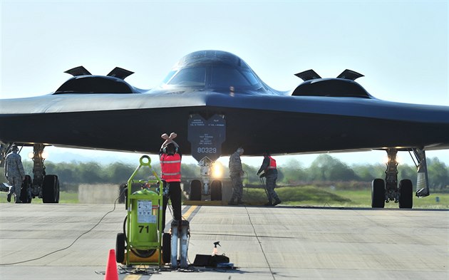 Americký bombardér B-2 na základn ve Fairfordu na Britských ostrovech