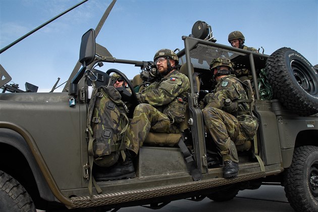 Chrudimtí výsadkái ped odletem na cviení Sil velmi rychlé reakce NATO