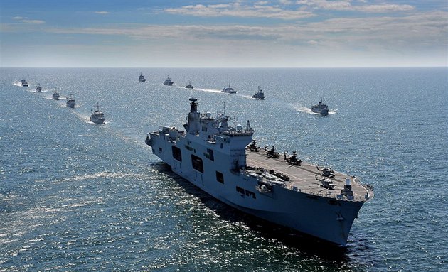 Britská vrtulníková lo HMS Ocean vede flotilu plavidel NATO na úvod cviení BALTOPS v Baltském moi