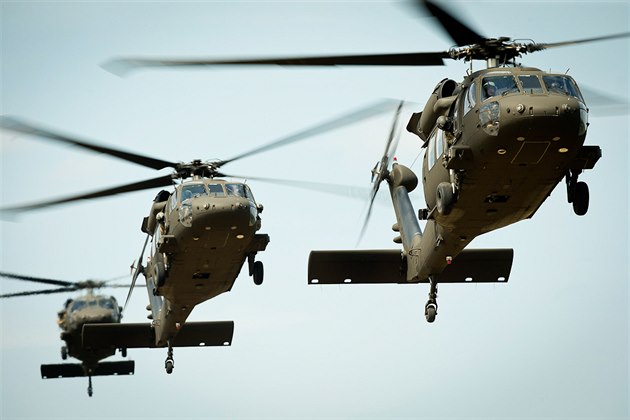 Americké vrtulníky Black Hawk na cviení hrotových sil NATO Nobel Jump na...