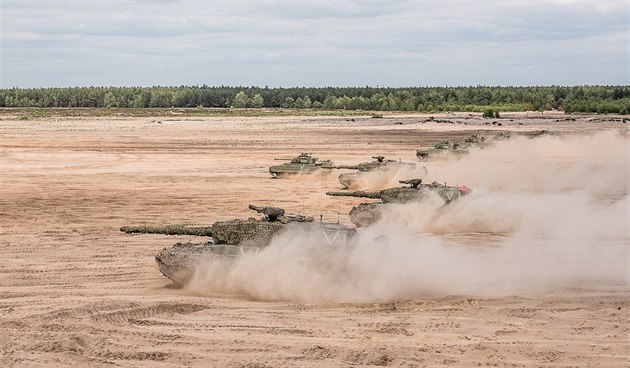 Norská jednotka Telemark s tanky Leopard 2 a obrnnci CV-90. Ilustraní foto.