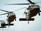 Americk vrtulnky Black Hawk na cvien hrotovch sil NATO Nobel Jump na...