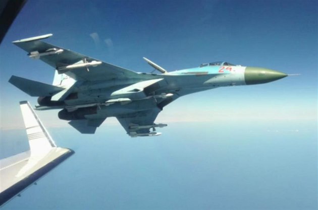 Ruská stíhaka Su-27 v lízkosti védského letounu. Ilustraní foto. 