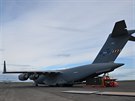 C-17 Globemaster bhem vykldn materilu na Islandu