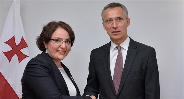 Gruzínská ministryn obrany Tinatin Kidaeli a generální tajemník NATO Jens Stoltenberg. Ilustraní foto. 