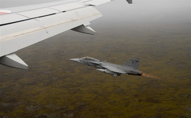 Gripen eských vzduných sil doprovází armádní speciál s ministrem Stropnickým...