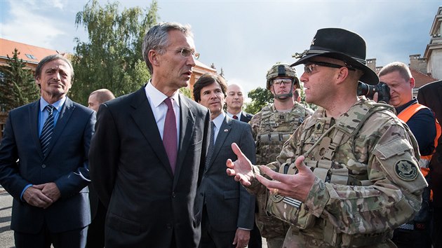Generální tajemník NATO Jens Stoltenberg pi setkání s americkými vojáky v Praze