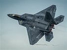 Americk letoun F-22 Raptor po startu ze zkladny mari v Estonsku