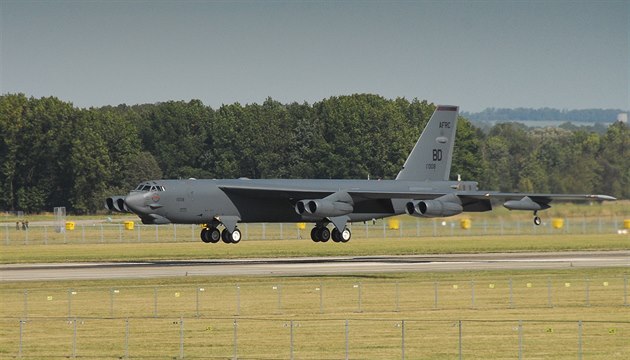Americký bombardér B-52H Stratofortress pistává na ostravském letiti