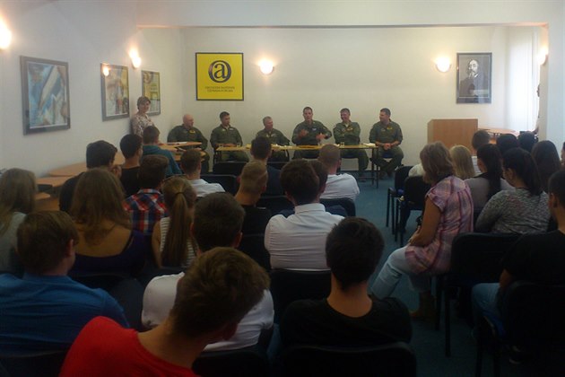 Diskuse zahraniních voják na ostravských kolách. 18. záí 2015.
