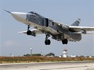 Ruský letoun Su-24 startuje k úderům z letiště v syrském Hmeimimu