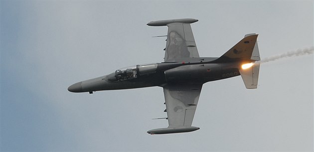 Letoun L-159 Alca vystřeluje klamný cíl na Dnech NATO v Ostravě