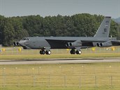 Americk bombardr B-52H Stratofortress pistv na ostravskm letiti