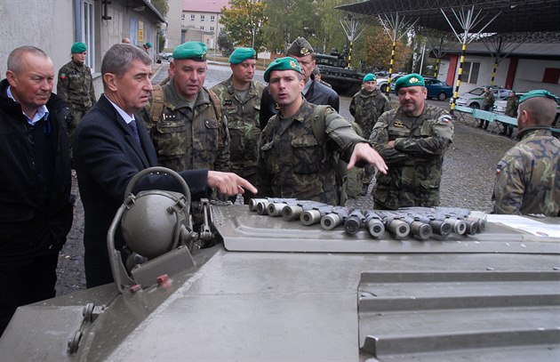 Ministr financí Andrej Babi (ANO) u 73. tankového praporu v Páslavicích