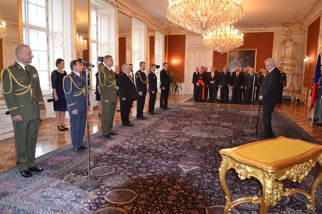 Prezident Zeman povýil na Praském hrad sedm pedstavitel armády a...
