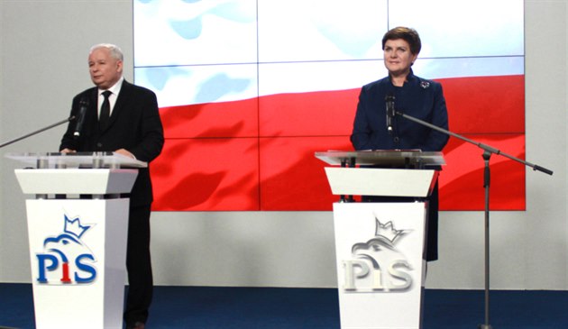 Jaroslaw Kaczynski, pedseda strany Právo a spravedlnost, a Beata Szydlo, polská premiérka
