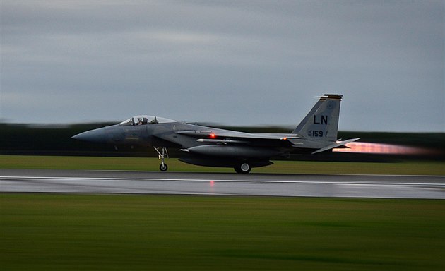 Americký letoun F-15C startuje na misi do Turecka z letecké základny Lakenheath...