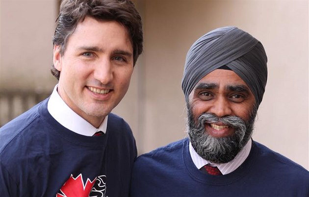 Kanadský premiér Justin Trudeau s ministrem obrany Harjitem Singh Sajjanem. Ilustraní foto. 
