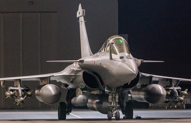 Francouzské bojové letouny startují k úderm na pozice Islámského státu. Ilustraní foto. 