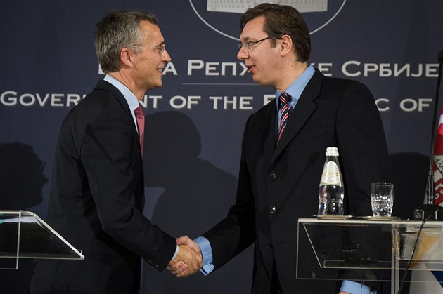 éf NATO Jens Stoltenberg se srbským premiérem Aleksandarem Vuiem