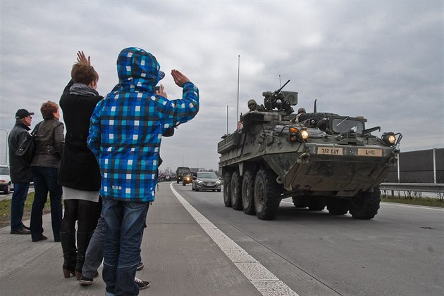 První ást konvoje americké armády pekroila u Bohumína hranice do eska v...