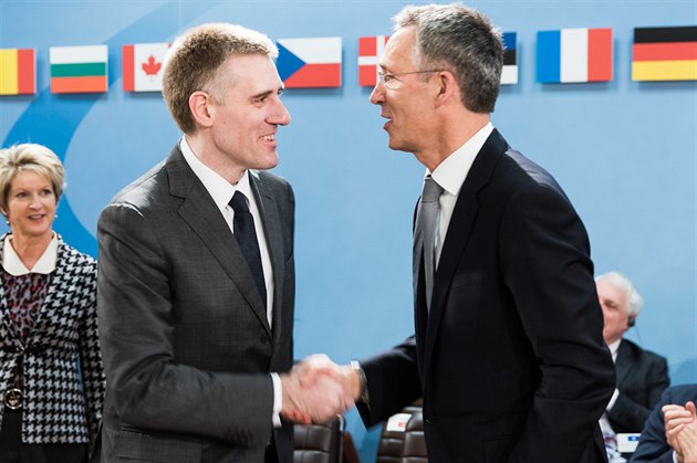 Archivní foto z roku 2015, kdy erná Hora dostala pozvánku do NATO. Vicepremiér Igor Luki pijímá gratulace.