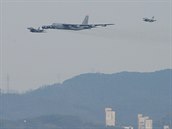 Americk bombardr B-52 v doprovodu sthaek F-15K jihokorejskch vzdunch sil...