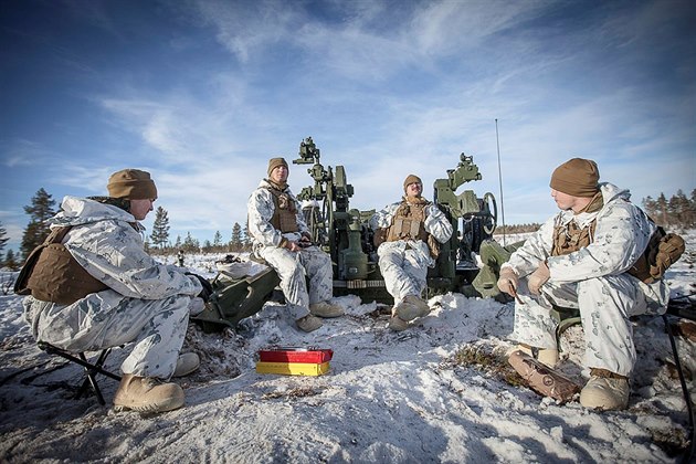 Amerití mariáci odpoívají bhem cviení Cold Response v Norsku