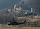 Belgick vrtulnk A109 prolt kolem hradu Sovinec na Bruntlsku bhem cvien...