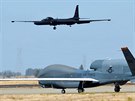 Americk pionn letoun U-2 a bezpilotn Global Hawk