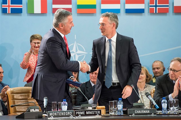 Premiér Milo Djukanovi pijímá gratulace od éfa NATO Jense Stoltenberga po podpisu ratifikaního procesu o pistoupení erné Hory k Alianci