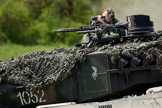 Poltí tankisté bhem tankové soute NATO v Bavorsku