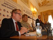 esk velvyslanec pi NATO Ji ediv a nelnk generlnho tbu Josef Bev na nrodn bezpenostn konferenci