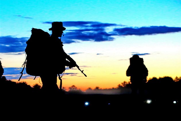 Ranní výsadek amerických a polských voják bhem cviení Anakonda 16" v Polsku (ilustraní foto)