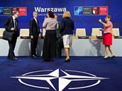 Generln tajemnk NATO Jens Stoltenberg (druh zleva) kontroluje hlavn...