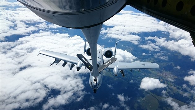 Bitevník A-10 Thunderbolt americké Národní gardy dopluje palivo za letu nad...