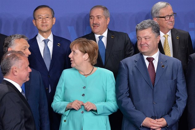 Nmecká kancléka Angela Merkelová bhem spoleného fotografování s úastníky...
