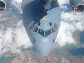 Transportn letoun C-17 Globemaster dopluje palivo za letu bhem leteckch...