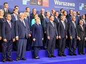 Prezident Milo Zeman (vlevo) bhem vodnho ceremonilu summitu NATO ve Varav