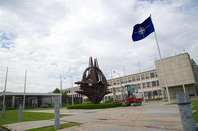 Pesun symbolu NATO od staré centrály v Bruselu k novému sídlu