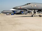 Americk strategick bombardry B-1B Lancer a B-52H Stratofortress na...