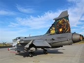 Vyzbrojen letoun JAS-39 Gripen ped odletem na Island