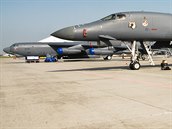 Americk strategick bombardry B-1B Lancer a B-52H Stratofortress na...