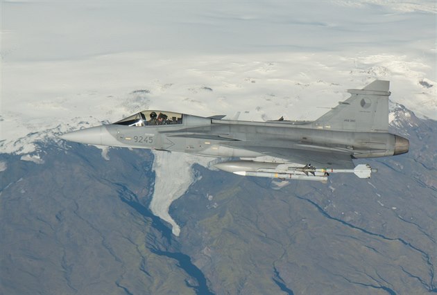 Letoun Gripen eských vzduných sil nad Islandem