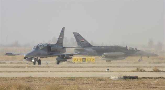 Letouny L-159 Alca iráckých vzduných sil ped startem k úderm na pozice...