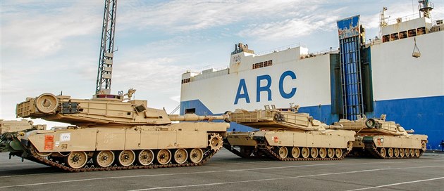Americké tanky se vyloují v Evrop.