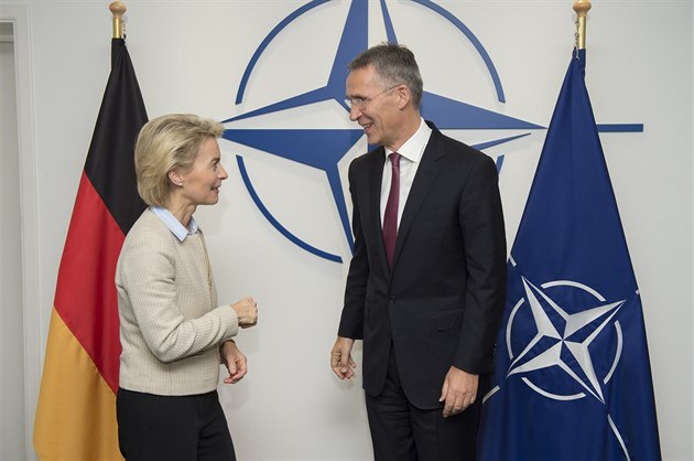 Ministryn obrany Nmecka Ursula von der Leyen a generální tajemník NATO Jens Stoltenberg. Ilustraní foto.